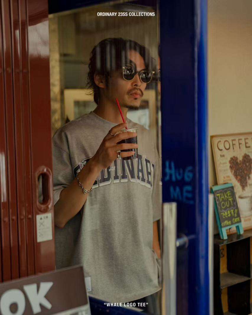 ORDINARY 經典大學字刺繡鯨魚LOGO短tee